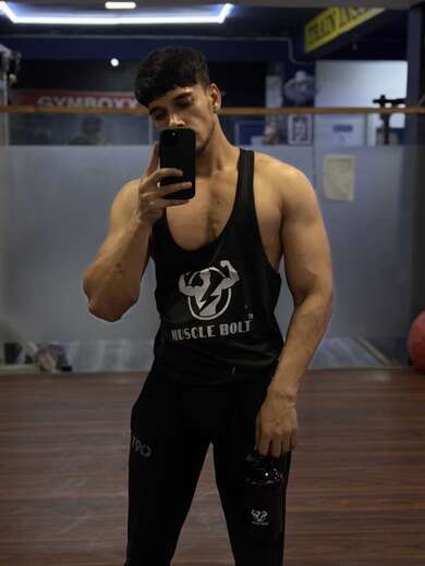 Cute, dashing,muscular but lean guy here. - Alternate Photo