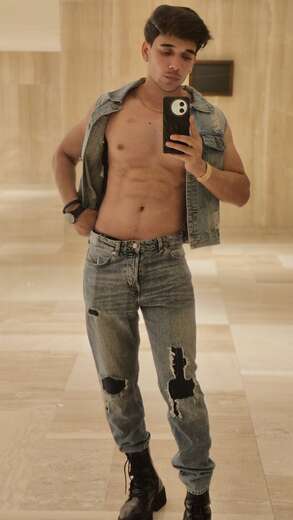 Cute, dashing,muscular but lean guy here. - Alternate Photo