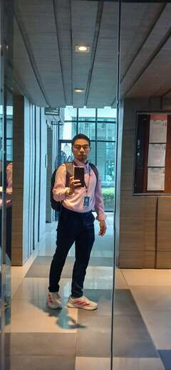 Friendly, discreet, and well-groomed guy. - Alternate Photo
