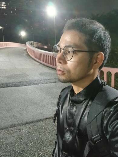 Friendly, discreet, and well-groomed guy. - Alternate Photo