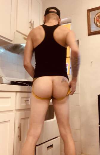 Italian daddy with tattoos 100% versatile - Alternate Photo