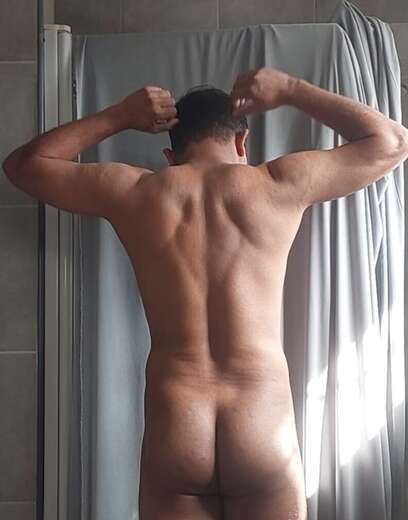 Will give massage and escort service - Alternate Photo
