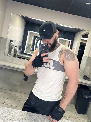 Outgoing fun athletic barber - Alternate Photo