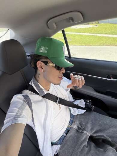 I'm a young hot boy 🥵 - Alternate Photo