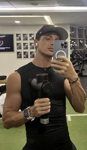 Masseur boy - Alternate Photo