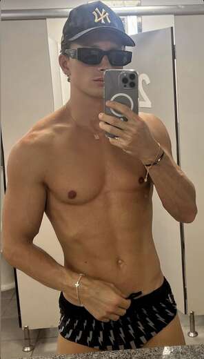 Masseur boy - Alternate Photo