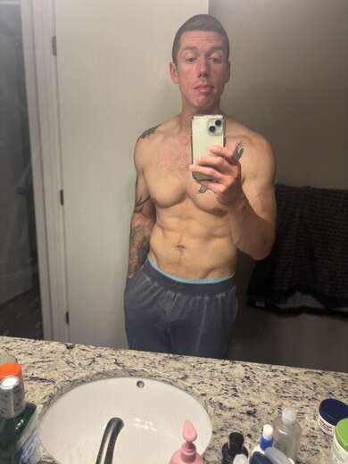 Friendly man with muscles for rent - Alternate Photo