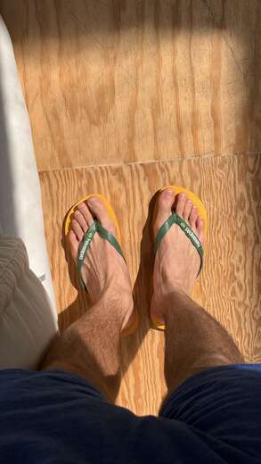 Italian feet to serve and adore - Alternate Photo
