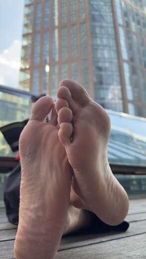 Italian feet to serve and adore - Alternate Photo