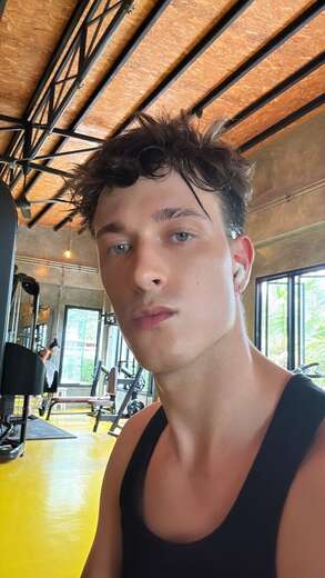 French student. Athletic, attentive - Alternate Photo