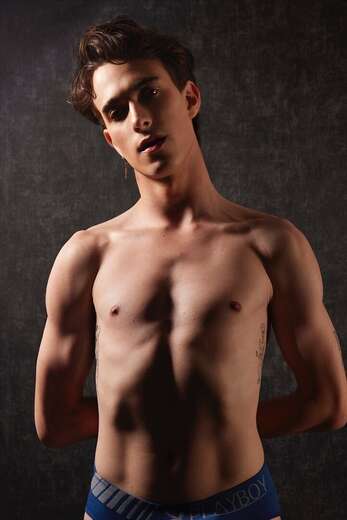 French student. Athletic, attentive - Alternate Photo