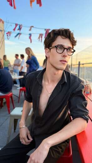 French student. Athletic, attentive - Alternate Photo
