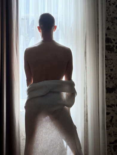 JETT BLACK: International Luxury Companion - Alternate Photo