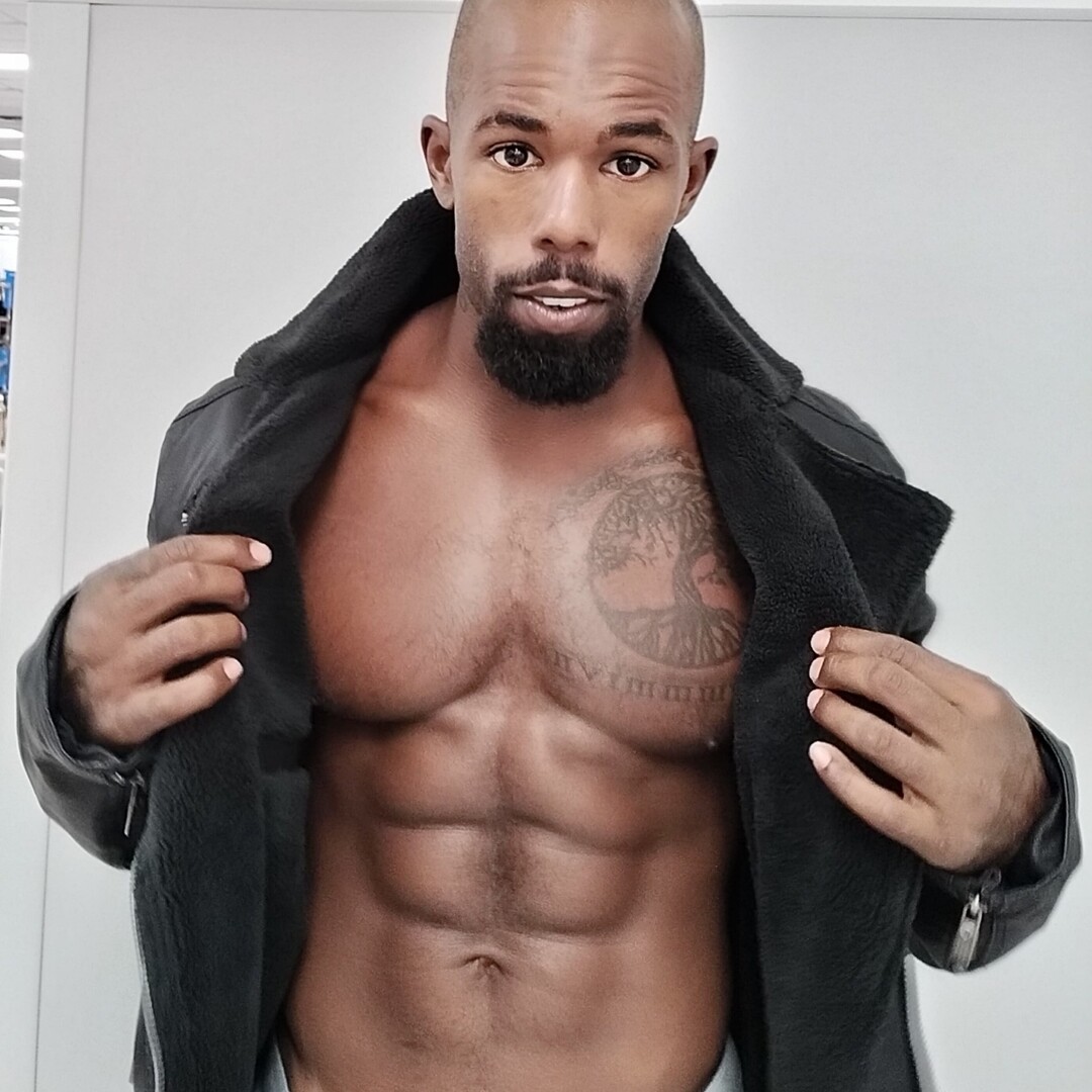 Muscular Massuer | Straight Male Masseur in Las Vegas | MintBoys