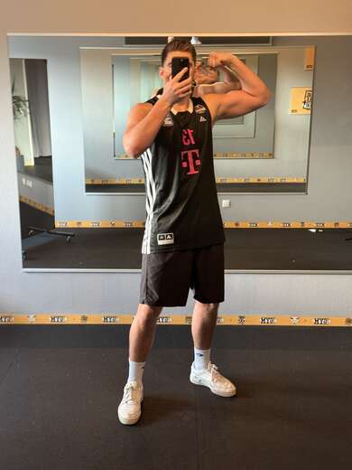 Tall, Athletic, Outgoing and Flirty - Alternate Photo
