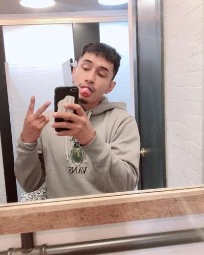 24 years old , college dude , easy going . - Alternate Photo