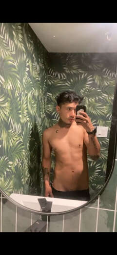 24 years old , college dude , easy going . - Alternate Photo