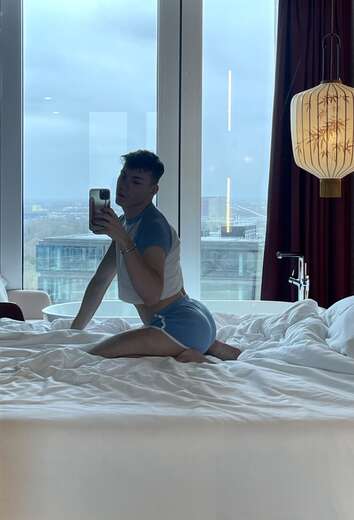 come meet me🧸 - Alternate Photo