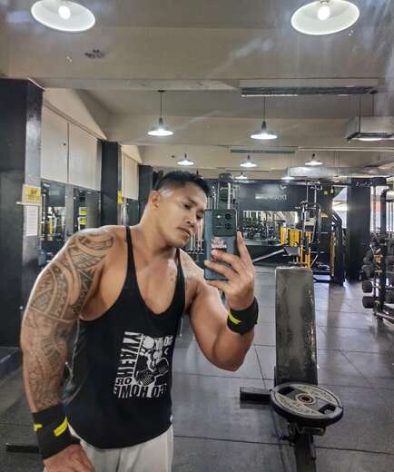 Moreno Muscle Guy here 💪🏽 - Alternate Photo