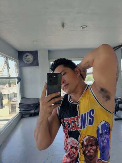 Moreno Muscle Guy here 💪🏽 - Alternate Photo