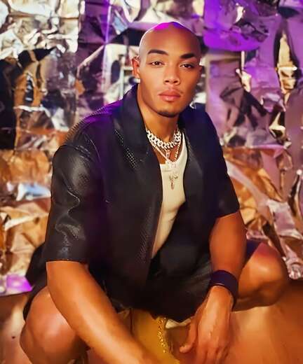 L uxury. Confidence. Chemistry. - Alternate Photo