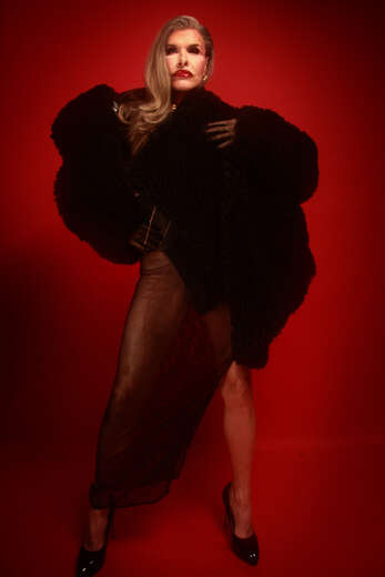 long legs etc - Alternate Photo