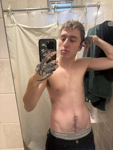 artsy 26 y/o boy - Alternate Photo