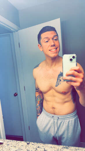 Friendly man with muscles for rent - Gay Male Escort in Minneapolis - Main Photo
