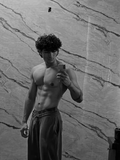 Gym feak ready to fulfill all fantasies - Alternate Photo