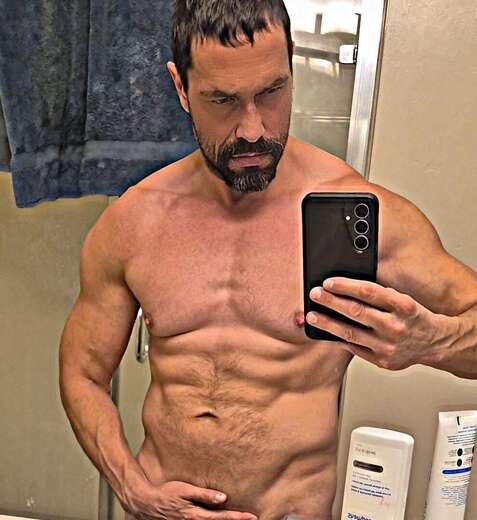 Gymbro that likes to flex - Alternate Photo
