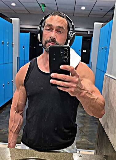 Gymbro that likes to flex - Alternate Photo