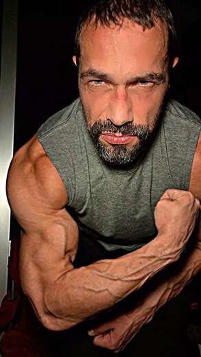 Gymbro that likes to flex - Alternate Photo