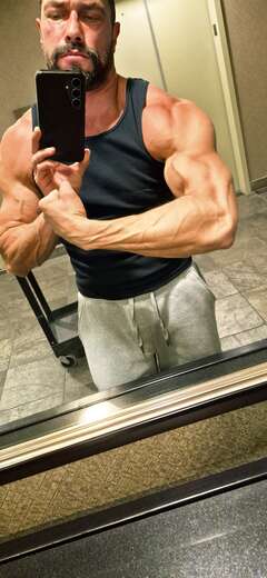 Gymbro that likes to flex - Alternate Photo