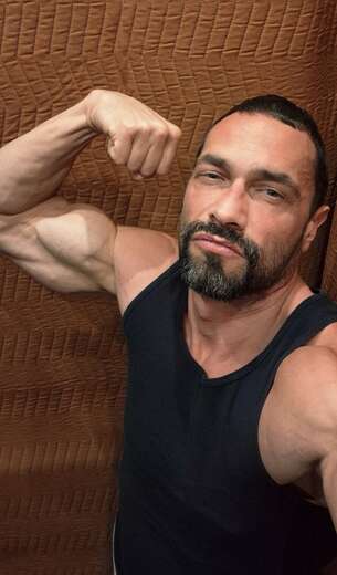 Gymbro that likes to flex - Alternate Photo