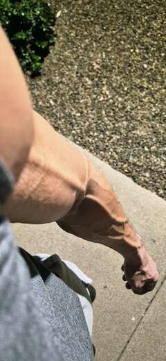 Gymbro that likes to flex - Alternate Photo