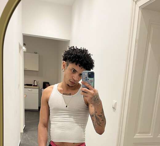 Sexy bottom vers, and hung - Alternate Photo