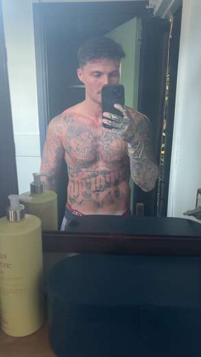27 year old tatted English man - Alternate Photo