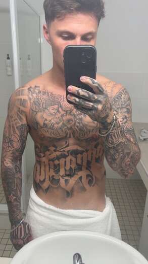 27 year old tatted English man - Alternate Photo