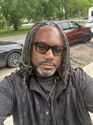 I’m tall with dreads - Alternate Photo