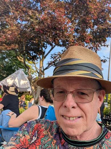 Looking for a wealthy woman to marry - Alternate Photo