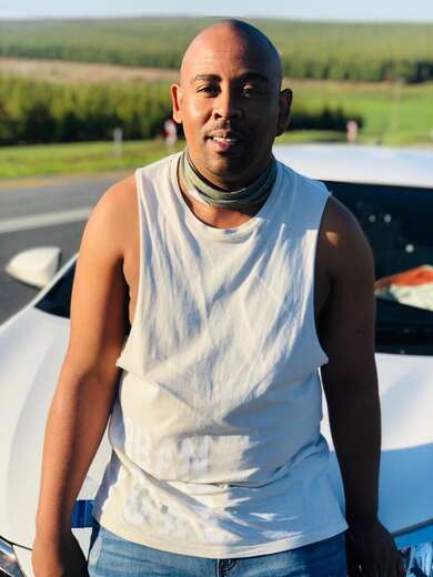 Tall,light skin chubby guy who knows fun - Straight Male Escort in South Africa - Main Photo